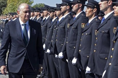 El ministro del Interior en funciones, Jorge Fernandez Diaz, en la Escuela Nacional de Policia.-EFE