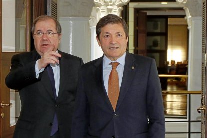 El presidente de la Junta, Juan Vicente Herrera, y el de Asturias, Javier Fernández, ayer, en Valladolid.-J. M. LOSTAU