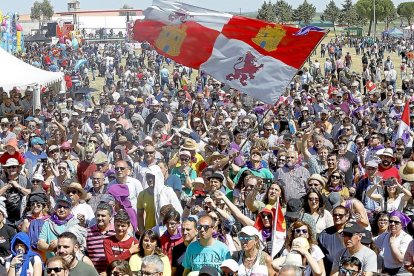 Asistentes a Villalar por el Día de la Comunidad disfrutan de uno de los conciertos programados en la campa.-J.M. LOSTAU