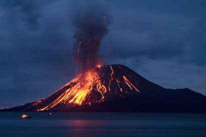 El Anak Krakatoa, hijo del volcán Krakatoa, lanzando intensas nubes de gases, rocas y lava el pasado 8 de noviembre del 2007.-ED WRAY (AP)