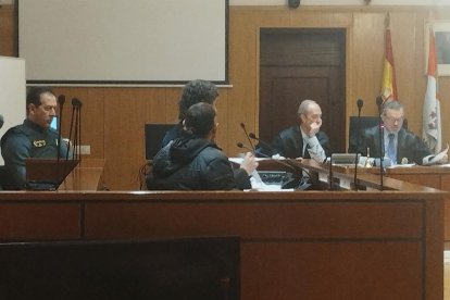 El acusado de tráfico de drogas y su abogado, durante el juicio celebrado en la Audiencia de Valladolid - EUROPA PRESS