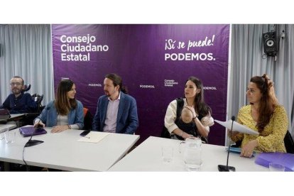 Pablo Iglesias e Irene Montero, junto a Pablo Echenique, Ione Belarra y Noelia Vera.-JOSÉ LUIS ROCA