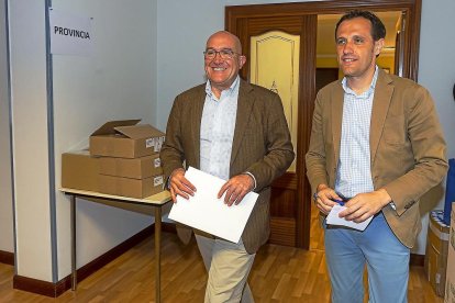 Jesús Julio Carnero y Conrado Íscar, ayer, en la sede provincial del Partido Popular.-ICAL