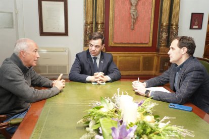 Reunión del presidente de la Diputación de Valladolid, Conrado Íscar, con representantes de la Federación Española de Galgos. - E. PRESS.