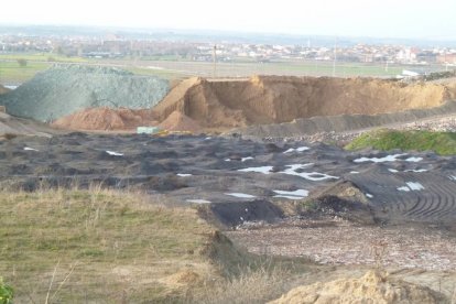 Residuos de construcción y demolición depositados en el paraje de Valdezoño-El Mundo