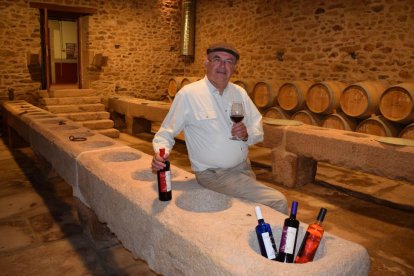 Ezequiel Pérez, junto a los pesebres de piedra de la antigua finca.-ARGICOMUNICACIÓN