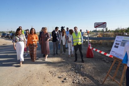 La consejera de Movilidad y Transformación Digital, María González Corral, visita las obras de mejora de la seguridad vial en la VA-913 dentro del término municipal de Medina de Rioseco.- Ical