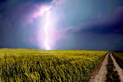 Tormenta sobre un campo de cultivo en una foto de archivo. PQS / CCO