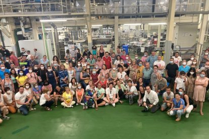 Trabajadores de Siro rodean a la ministra de Industria, Comercio y Empleo, Reyes Maroto.- E. M.