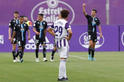 Quiles celebra el 0-2 ante la desesperación de Arroyo. J. M. LOSTAU