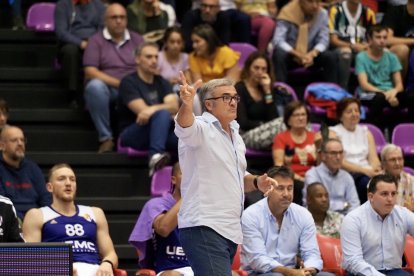 Paco García da indicaciones en el partido ante San Pablo Burgos. / PHOTOGENIC