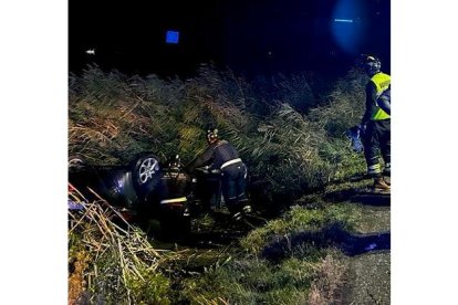 Vuelco de un turismo en Aldeamayor de San Martín. -BOMBEROS DIPUTACIÓN