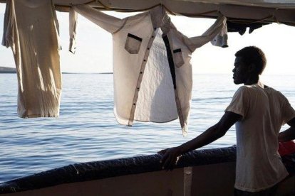Uno de los migrantes a bordo del ’Open Arms’.-EFE / FRANCISCO GENTICO