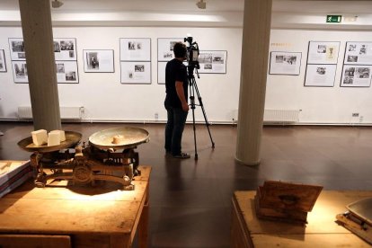 Objetos y fotografías que forman parte de la exposición ‘Vendiendo en la calle’.-REPORTAJE GRÁFICO: ICAL