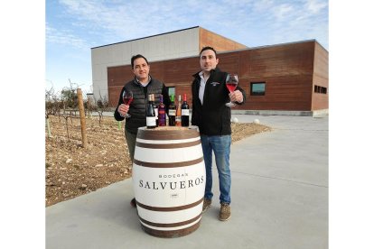 Rafa y Raúl frente a su bodega en Mucientes con la variedad de referencias de rosado, tinto y blanco que elaboran en Salvueros. | E.M.