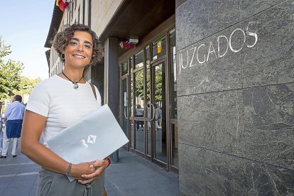 Almudena Alonso, abogada y mediadora encargada de este servicio intrajudicial en Valladolid, a las puertas de los juzgados de la calle Angustias.-MIGUEL ÁNGEL SANTOS