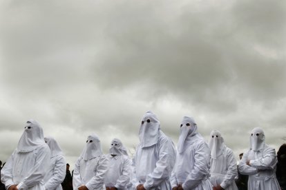 Bercianos de Aliste (Zamora) parece viajar en el tiempo. Los cofrades casados visten túnicas de lino blanca que algún día serán sus mortajas.
El silencio roto por los cánticos religiosos estremece a quien lo contempla.- LA POSADA
