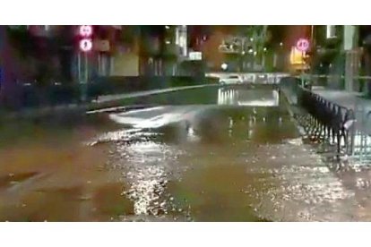 Imagen de la fuga de agua ocurrida en el túnel de Casasola con sentido Pajarillos.-E.M