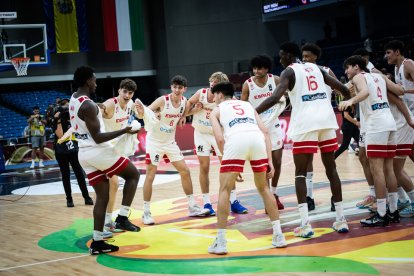 Sergio de Larrea (6) celebra con sus compañeros el triunfo en el Mundial sub19. / FIBA