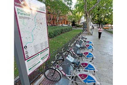Uno de los puntos de préstamo de bicicletas repartidos por la ciudad. | PHOTOGENIC