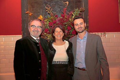 Didier (i) y Jean  Belondrade junto a Marta Baquerizo en la presentación de La Colección.-L.P.