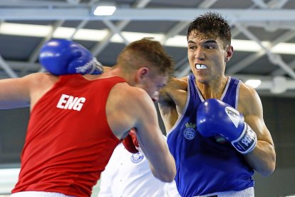 Miguel Cuadrado 'Miguelón', en pleno combate. / J. M. LOSTAU