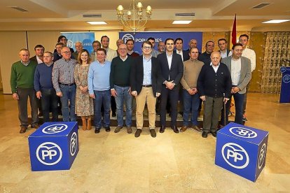 Foto de familia de los 25 candidatos presentados ayer en Medina del Campo junto a Mañueco, en el centro, flanqueado por Carnero y Gómez.-ICAL