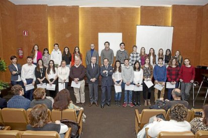 Foto de familia de Agustín Sigüenza y Pablo Trillo con los alumnos premiados por la Consejería de Educación por sus excelentes notas y en reconocimiento a su trabajo-J. C. Castillo