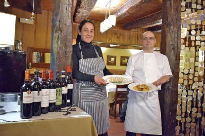 Juan Carlos y Ana, actuales gestores del restaurante 2,39, posan en el comedor que continúa con la misma decoración de la época anterior.-