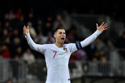 Cristiano Ronaldo protesta durante el partido.-AFP / JOHN THYS