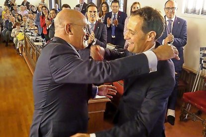 Jesús Julio Carnero y Conrado Íscar se abrazan instantes después de la toma de  posesión del alcalde de Matapozulos como presidente de la Diputación de Valladolid.-MIGUEL Á. SANTOS / PHOTOGENIC