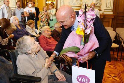 El alcalde de Valladolid, Jesús Julio Carnero, en el homenaje a personas centenarios por el Día Internacional de las Personas de Edad. -AYUNTAMIENTO VALLADOLID