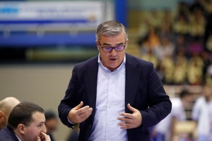 Paco García durante el UEMC Real Valladolid Baloncesto - HLA Alicante. / PHOTOGENIC