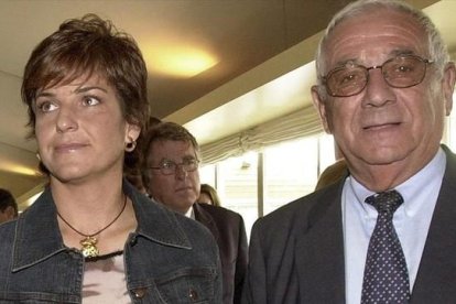 Arantxa Sánchez Vicario y su padre, Emilio Sánchez, en el 2002.-EFE / JULIAN MARTIN