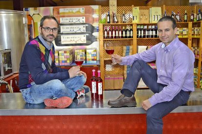 Germán Medrano y Javier Maestro, en el despacho de venta de vino de la bodega cooperativa, con su rosado Torondos.-ARGICOMUNICACIÓN