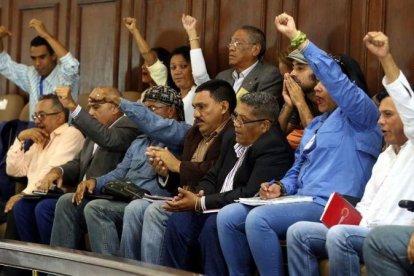 Miembros de la Asamblea Constituyente en una de las sesiones en Caracas.-EFE