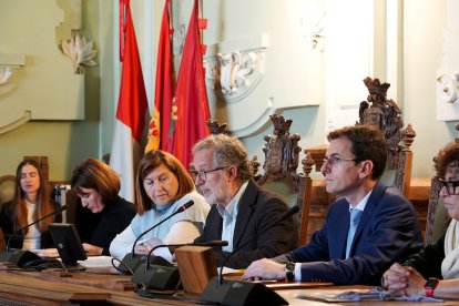 María Sánchez, Victoria Soto, Manuel Saravia y Pedro Herrero, en el pleno del Día de la Constitución de 2022, presidido por Manuel Saravia ante la ausencia del entonces alcalde Óscar Puente.-ICAL