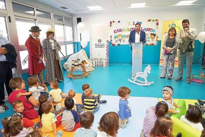 El alcalde de Valladolid, Óscar Puente, durante su intervención en el acto inaugural de la escuela infantil.-EL MUNDO