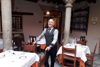 Julio Hernández, encargado del establecimiento desde hace cuarenta años, en el patio porticado donde se ubica el restaurante, lugar donde se dejaba ‘aparcado’ el ganado.-ANTONIO GARCÍA