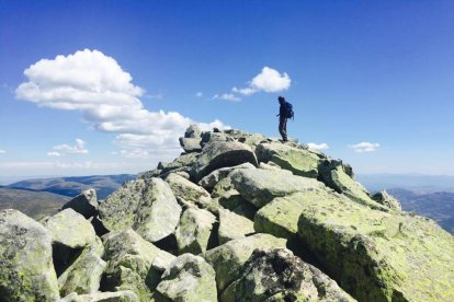 Un montañero divisa el cielo de Madrid desde el cresterío de Peñalara.-EDUARDO RODRIGO