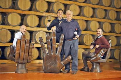 Javier Robla, Ignacio Robla, Víctor Robla y Carlos Robla en el interior de la bodega Vinos de Arganza.-