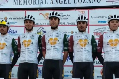 Pau Torrent, posa en el centro, junto a sus compañeros del Zamora Enamora Cyling Team antes del inicio de la Clásica de Valladolid. / EM