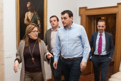 La presidenta de la Diputación Provincial de Zamora, Mayte Martín Pozo, mantiene una reunión con el alcalde de Toro, Tomás del Bien Sánchez, y el presidente del Consejo Regulador de la D.O Vino de Toro, Amancio Moyano Muñoz-ICAL