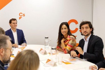 El líder de Ciudanos, Albert Rivera, la candidata a la alcaldía de Madrid, Begoña Villacís, y el secretario de Programas y Áreas Sectoriales, Toni Roldán.-BALLESTEROS (EFE)