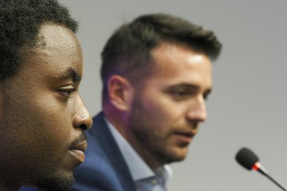 Boyomo, en primer plano, y Fran Sánchez al fondo durante la rueda de prensa. / PHOTOGENIC