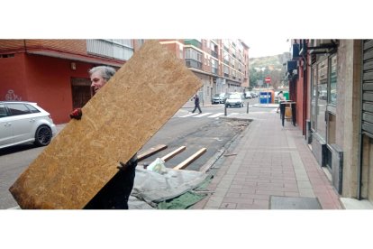 Desmontaje de la terraza del bar Pachá de la calle Júpiter de Valladolid.-E. M.