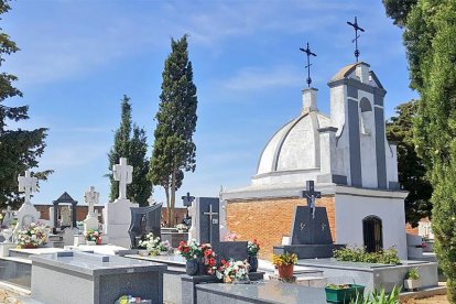 Interior del cementerio de Castrejón de Trabancos, uno de los pueblos con el cementerio ‘saturado’.-A.C.