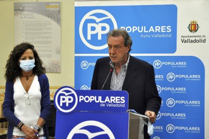 Los ediles del PP, María de Diego y José Antonio de Santiago-Juárez, en la presentación de las mociones. E. M.
