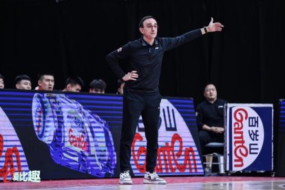 Hugo López da instrucciones a sus jugadores desde la banda en la CBA China. /