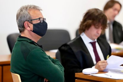 El vallisoletano maquinista de Renfe acusado de asesinar a su camello durante la Audiencia Provincial en A Coruña. -E. PRESS.